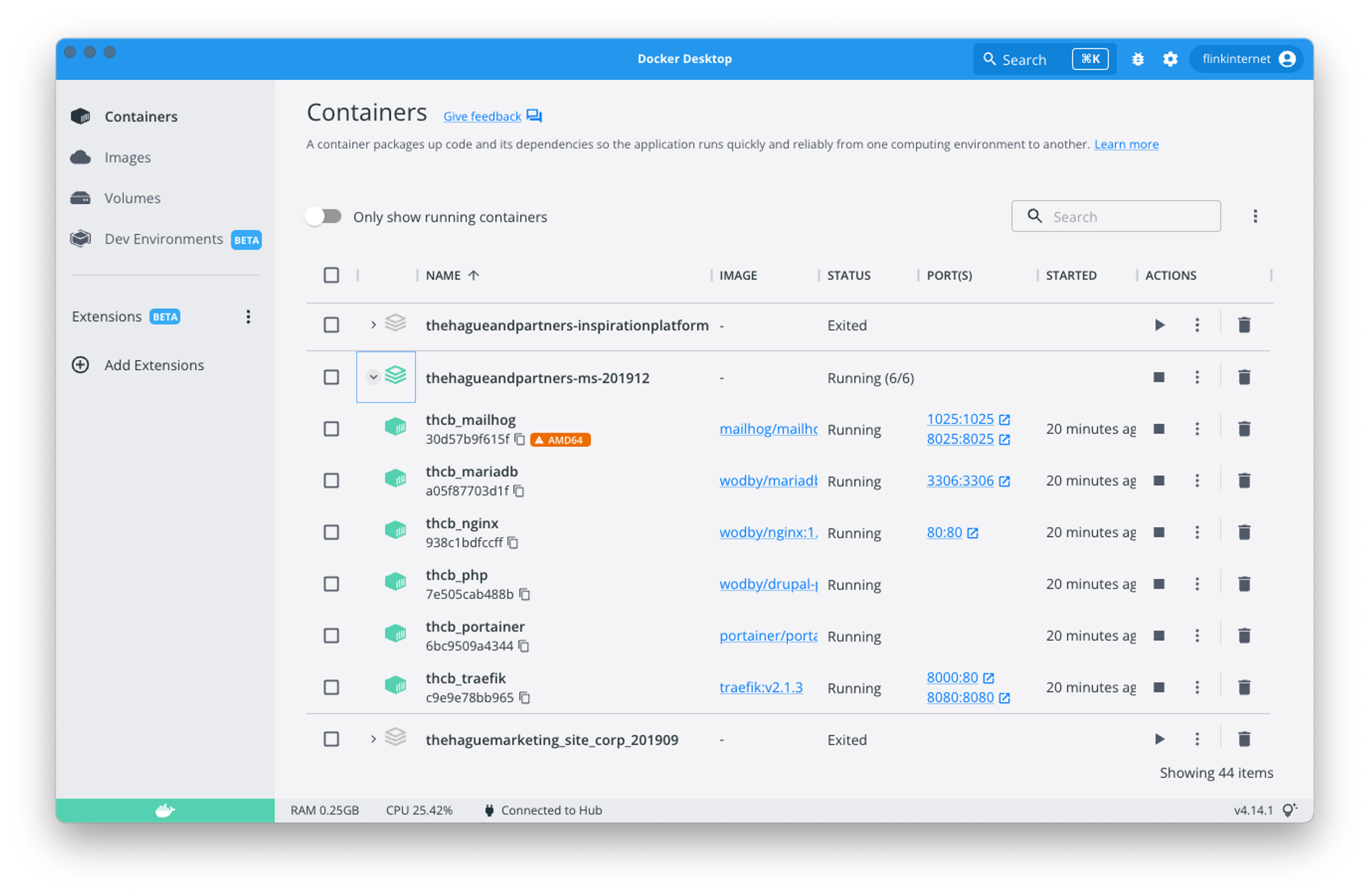 Het Docker Desktop overzichtsvenster. In het groen zijn de draaiende containers weergegeven met relevante info over versies en poorten erachter. In het grijs de containers die ook aanwezig zijn maar nu niet draaien. Het oranje label geeft overigens aan dat er één container is die nog niet op een versie draait die compatible is met de M1 MacBook.